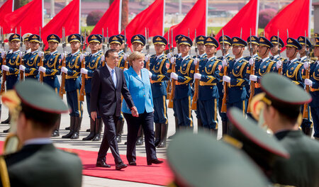 Begrüßung von Kanzlerin Angela Merkel durch Chinas Ministerpräsi...