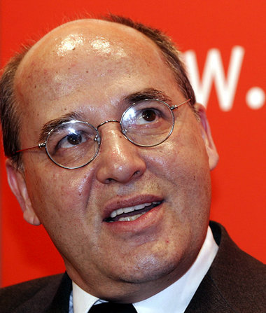 Gregor Gysi ist Vorsitzender der Fraktion Die Linke im Deutschen...