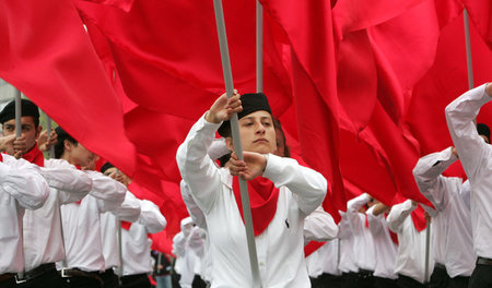 Unterstützer der DHKP-C bei einer 1.-Mai-Demonstration im Bezirk...