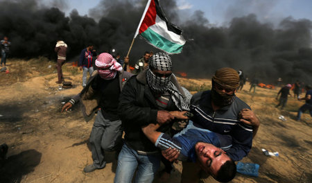 Ein verwunderter Demonstrant wird an der Grenze des Gazastreifen...