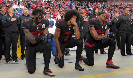 Die Spieler Eli Harold, Colin Kaepernick und Eric Reid von den S... Die Spieler Eli Harold, Colin Kaepernick und Eric Reid von den S...