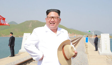 Nordkoreas Staatschef Kim Jong Un am Donnerstag bei der Einweihu...
