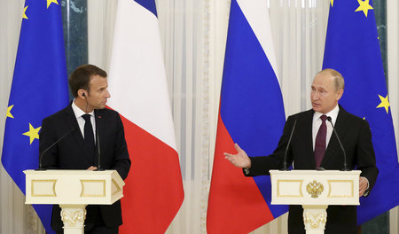 Frankreichs Präsident Emmanuel Macron und sein russischer Amtsko...