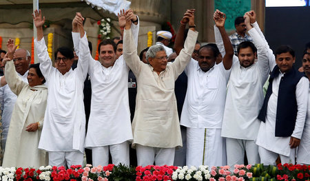 Die Vorsitzenden der Anti-BJP-Koalition nach der Vereidigung H. ... Die Vorsitzenden der Anti-BJP-Koalition nach der Vereidigung H. ...