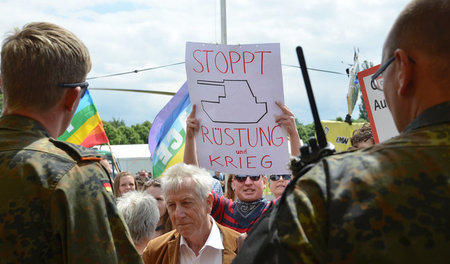 Wie damals, so auch heute: Demonstration gegen die Bundeswehr be...