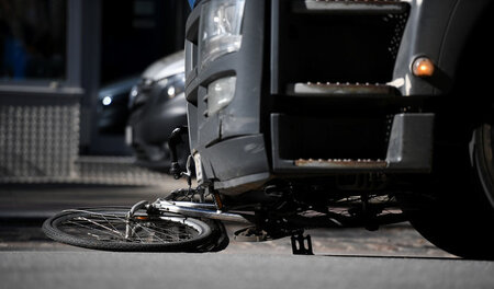 Unfallort am 7. Mai in Hamburg-Eimsbüttel: Die Fahrerin des Rade... Unfallort am 7. Mai in Hamburg-Eimsbüttel: Die Fahrerin des Rade...