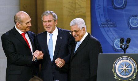 Galt damals als »Friedenskonferenz«: US-Präsident George W. Bush... Galt damals als »Friedenskonferenz«: US-Präsident George W. Bush...