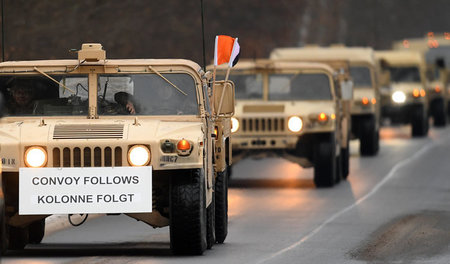 US-Militärfahrzeuge auf einer Straße in Brandenburg