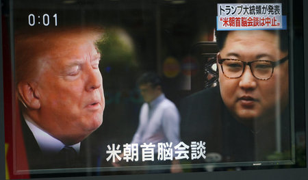 Tokio, 25. Mai: Auf dem Bildschirm in japanischer Schrift »Gipfe...