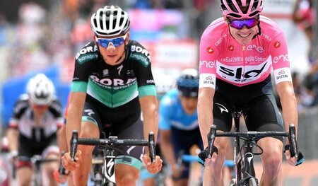 Nichts ist in Ordnung: Chris Froome (r.) trägt rosa (20. Giro-Et... Nichts ist in Ordnung: Chris Froome (r.) trägt rosa (20. Giro-Et...