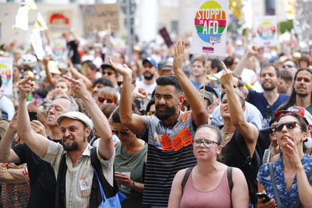 Mehr als 25.000 Menschen gingen am Sonntag gegen die AfD in Berl... Mehr als 25.000 Menschen gingen am Sonntag gegen die AfD in Berl...