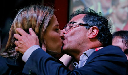 Der kolumbianische Präsidentschaftskandidat Gustavo Petro küsst ...