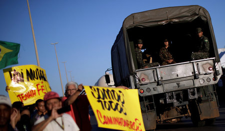 Bevölkerung gegen Blockadebrecher: Ein Fahrzeug mit Soldaten pas...