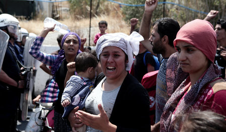 Geflüchtete und Migranten aus dem Lager Moria auf der griechisch...