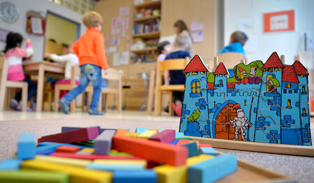 Teure Kitas: Eltern müssen nicht nur Gebühren für die Betreuung ...