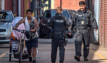 Nach der Räumung: Zwei Polizisten begleiten einen der Besetzer d...