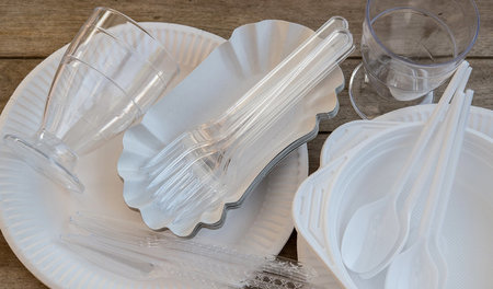 Einweggeschirr aus Pappe und Plastik