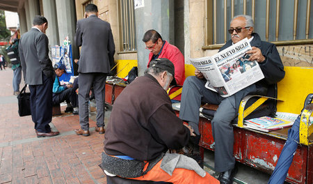 Bogotá nach der Wahl: Der eine liest die Zeitung vom Tage, der a...