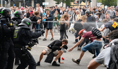Massenweise Pfefferspray: Mit intensiven Ermittlungen gegen Poli...