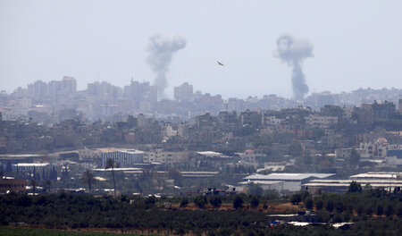 Zionistische Attacke: Rauch steigt am Dienstag nach einem israel...