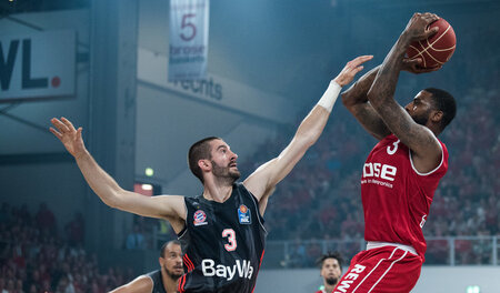 Traumstart verspielt: Dorell Wright (r.) im Zweikampf mit Braydo...