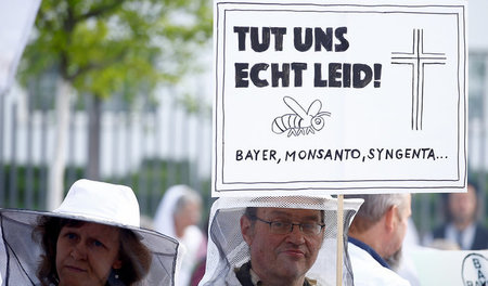 Imker gegen Pestizide: Protest am Rande der Bayer-Hauptversammlu...