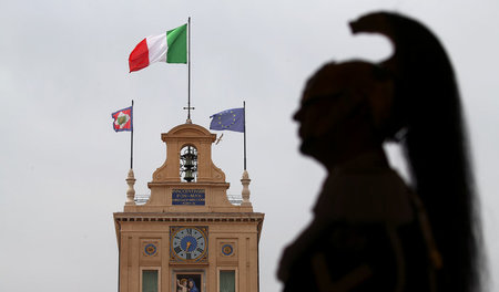 Wachen patrouillieren vor dem Palast des italienischen Präsident...
