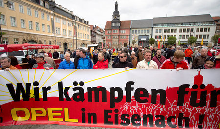 Nicht aufgeben: Opelaner demonstrierten am 1. Mai für bedrohten ...