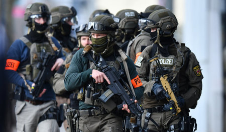 Repräsentative Staatsgewalt: Die schwer bewaffneten Beamten der ...