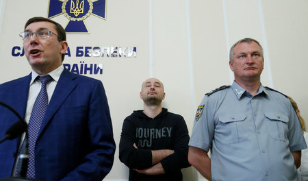 Der russische Journalist Arkadi Babtschenko (m.) mit dem ukraini...