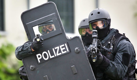 Nicht wehrhaft genug? Beamte eines Spezialeinsatzkommandos (SEK,...