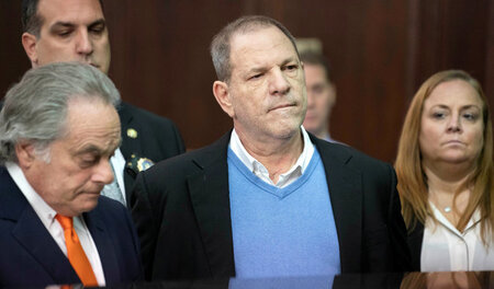 Harvey Weinstein (Mitte) am 25. Mai mit seinem Anwalt Benjamin B...