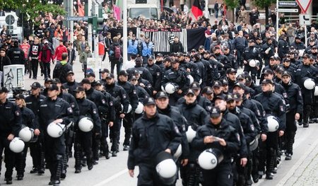 Rechtfertigung staatlicher Gewaltexzesse: Polizeiaufgebot währen...