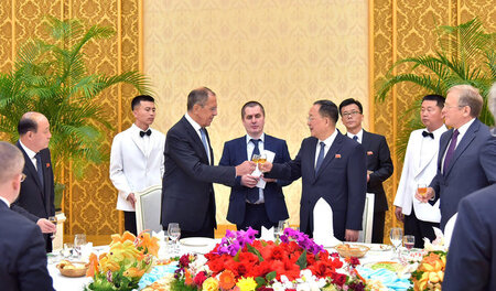Russlands Außenminister Sergej Lawrow und sein nordkoreanischer ...
