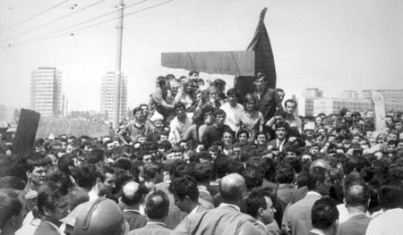 »Nieder mit der roten Bourgeoisie!« Mit solchen Losungen fordert...