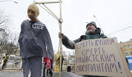 Ukrainischer Nationalist mit Putin-Puppe am Galgen nahe der russ...