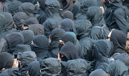Hassi statt Helm: Als »Tatbeobachter« eingesetzte Beamte sollen ...