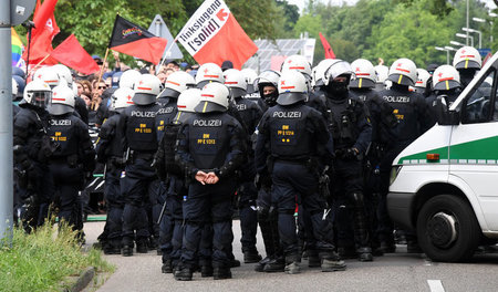 Recht schützt rechts: Die Polizei sorgte schon 2017 in Karlsruhe...