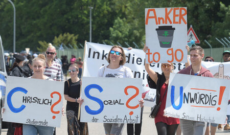 Protest gegen Konzentration von Asylsuchenden in sogenannten Ank...