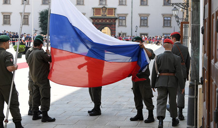 Letzte Vorbereitungen: Soldaten beim Hissen der russischen Flagg...