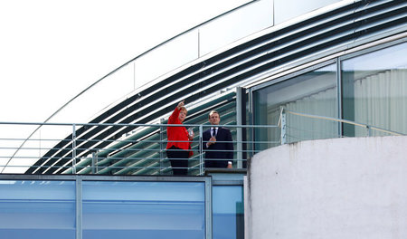 Kürzen, kürzen, kürzen. Bundeskanzlerin Angela Merkel weiht den ... Kürzen, kürzen, kürzen. Bundeskanzlerin Angela Merkel weiht den ...
