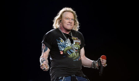 Hat jemand den Bus in die 80er gesehen? Axl Rose beim Europatour... Hat jemand den Bus in die 80er gesehen? Axl Rose beim Europatour...