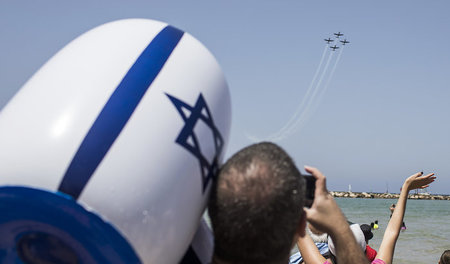 Militärflugshow in Tel Aviv zum 70. Gründungstag des Staates Isr... Militärflugshow in Tel Aviv zum 70. Gründungstag des Staates Isr...