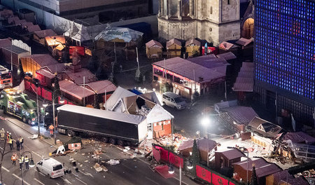 Schneise der Verwüstung: Der Berliner Breitscheidplatz am Tag na... Schneise der Verwüstung: Der Berliner Breitscheidplatz am Tag na...