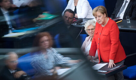 Bundeskanzlerin Angela Merkel (CDU) während der Fragestunde im B... Bundeskanzlerin Angela Merkel (CDU) während der Fragestunde im B...