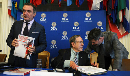 Front gegen Venezuela: Pressekonferenz von OAS-Offiziellen am 29... Front gegen Venezuela: Pressekonferenz von OAS-Offiziellen am 29...