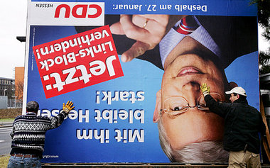 Die Wahlplakate landeten bereits am Montag auf der Müllkippe, do... Die Wahlplakate landeten bereits am Montag auf der Müllkippe, do...