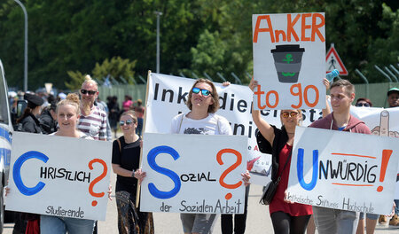 Vor dem Transitzentrum für Asylsuchende in Manching protestieren... Vor dem Transitzentrum für Asylsuchende in Manching protestieren...