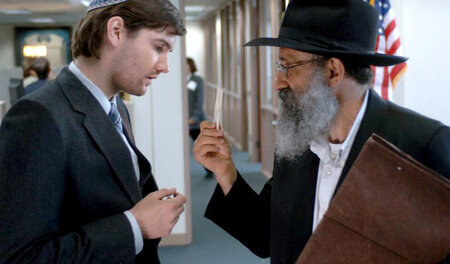 Atheist Gavon (Jim Sturgess, l.) gibt bei Rabbi Yoffie (Richard ...