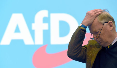 Gauland (mal mit Klamotten) im Dezember 2017 bei einem AfD-Kongr...